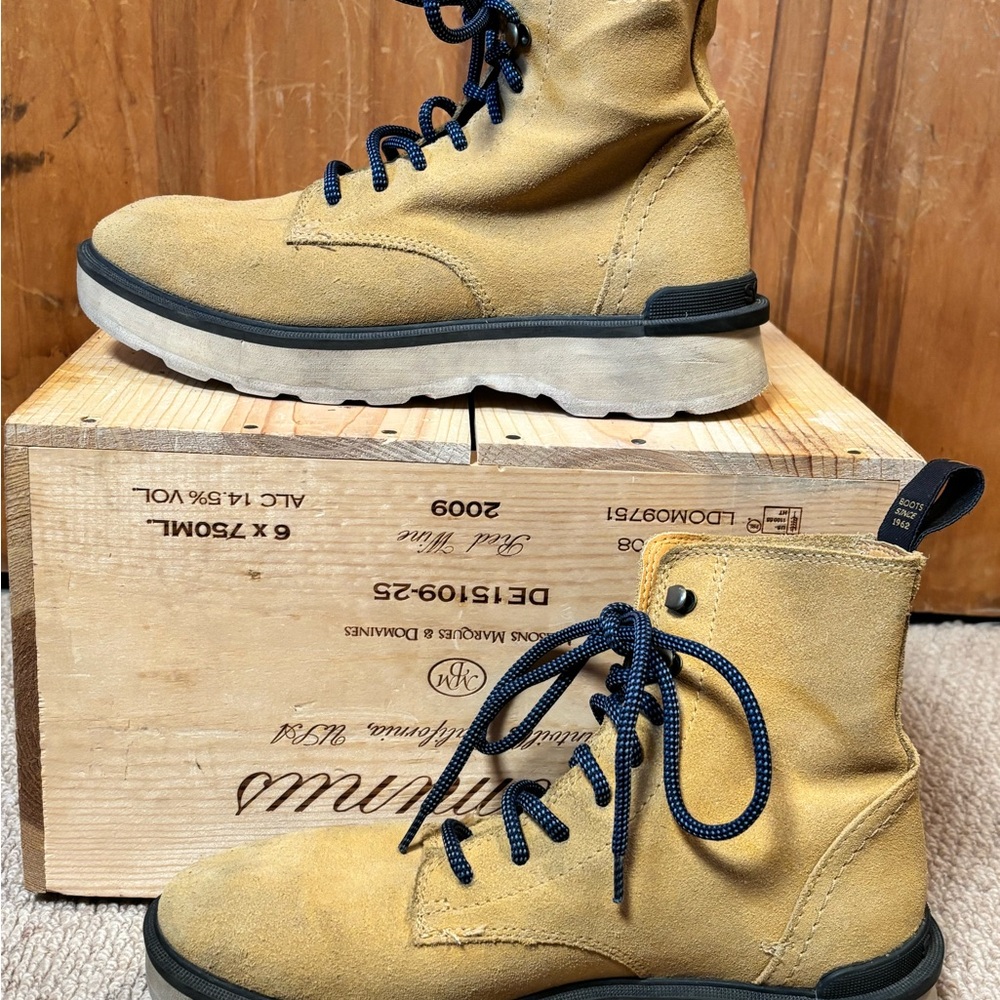 Sorel Women's Tan Suede Boots with Black Laces
